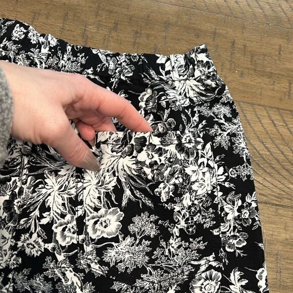 Isaac Mizrahi pull on Bermuda shorts size 4 petite - Picture 3 of 8